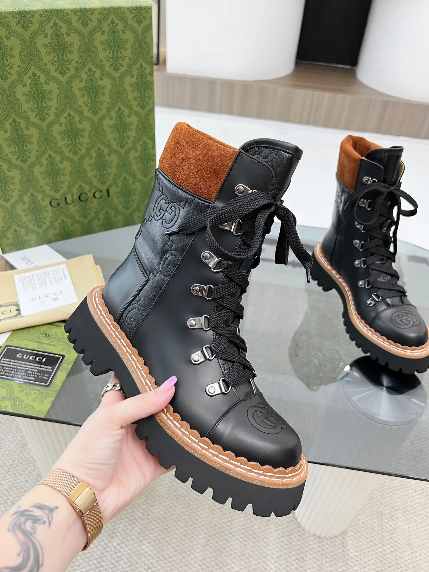 👟👟Ex-factory price 660👟👟 Autumn and winter GUCCI 8-inch ankle boots original model opening✅Double G electric embroidered toe cap Colored shoelaces, full of high-end feel [strong] Fabric: cowhide🐂, matte open edge beads Inner/foot pads: high-end apricot cowhide TPU outsole Heel height 4cm Color: black Size: 34-42 (34, 42 need to be customized) Packaging: Comes with card and cloth bag.